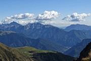 46 Zoom sui Piani dell'Avaro in primo piano in basso e verso i monti del M.A.G.A. (Menna-Arera-Grem-Alben) sullo sfondo